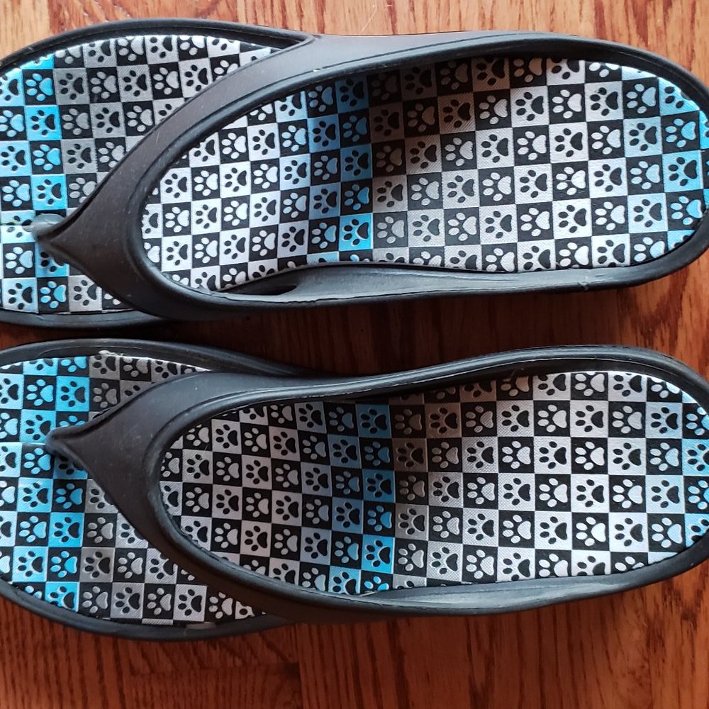paw print sandals...size 7